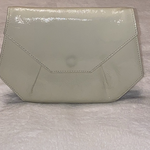 HOBO Cream Patent Leather Handheld Envelope Clutch EUC - Picture 1 of 15